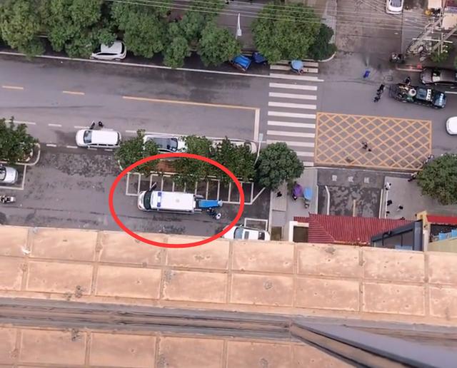 哈士奇把主人77岁奶奶气进医院,主人:这次“拆家”咬的价值太高 哈士奇把主人77岁奶奶气进医院,主人:这次“拆家”咬的价值太高