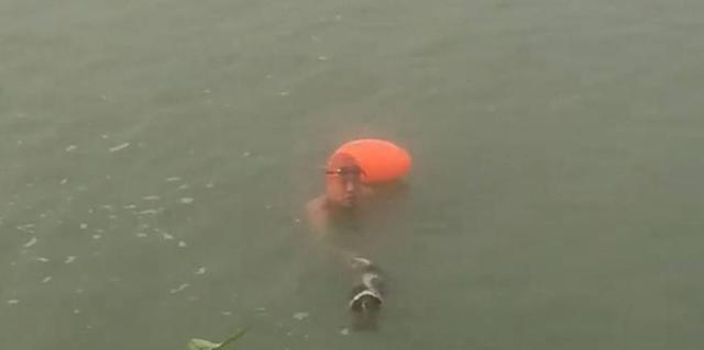 安徽一男子多次将狗闷在河水中挣扎，毫无人性