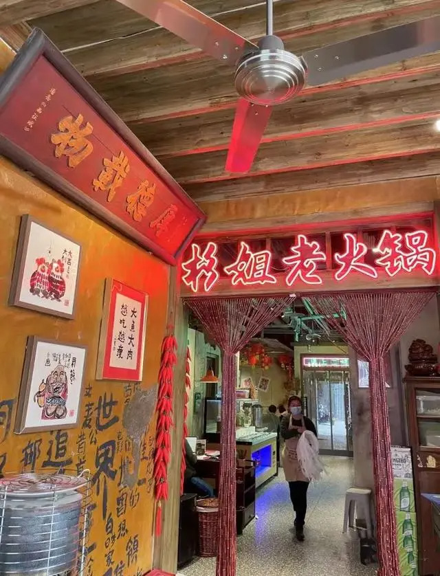 西安一火锅店狗坐宝宝椅进食，主人嘴硬骂人，主人和店家信息披露